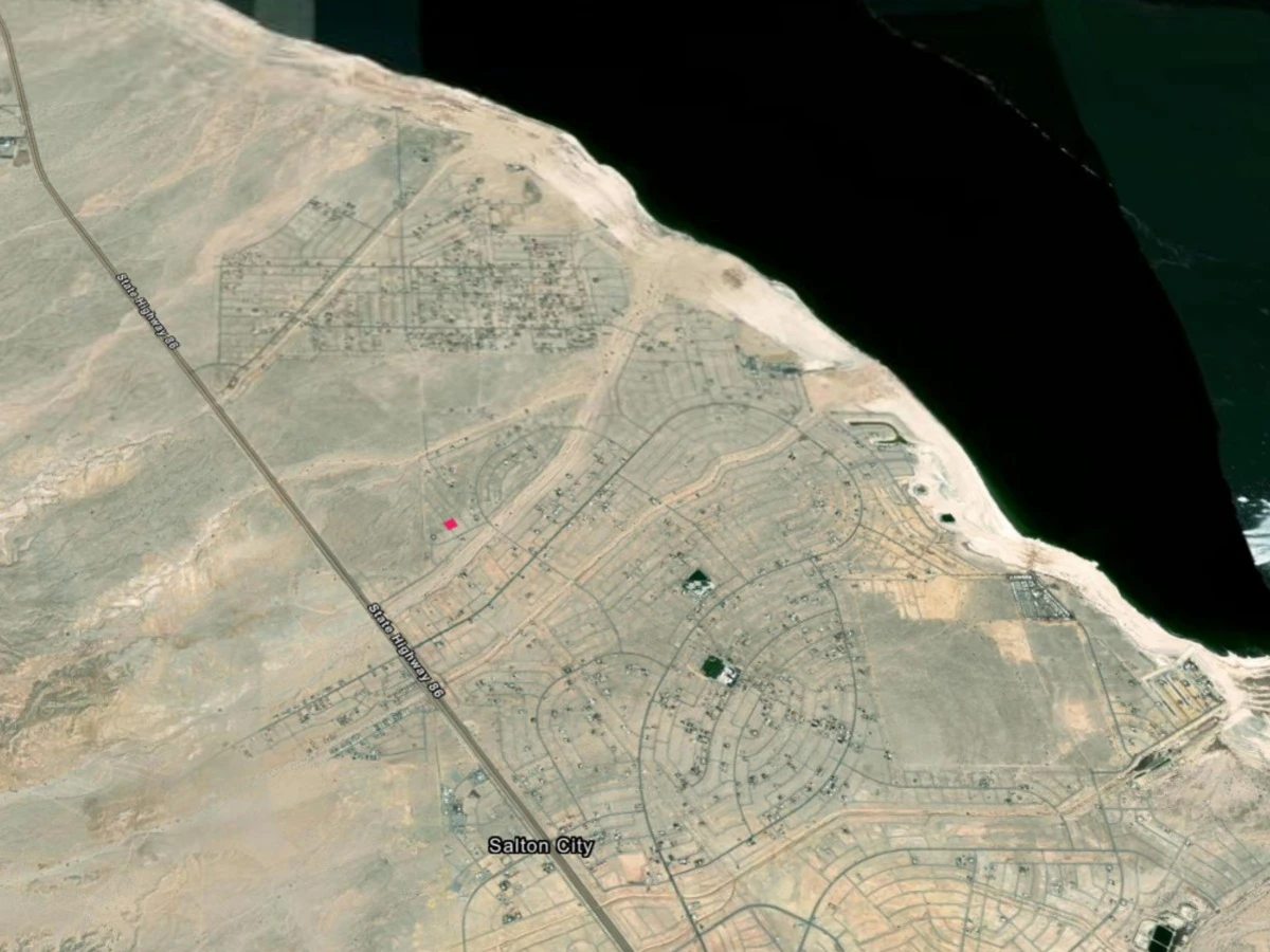 Paved-road residential lot in Salton City, CA with water and sewer at the street